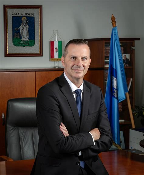 Nagy salakbeton „panelek”. Látható, hogy az anyag nagy része beton, így a hőszigetelése is ahhoz hasonlít.