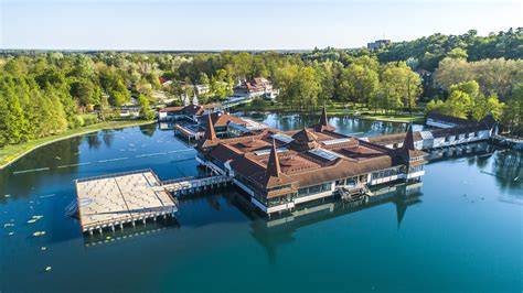 Balaton panoráma és tóról szóló infografika