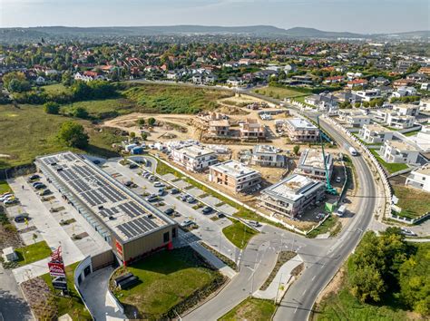 Légifelvétel a Harsánylejtő Lakóparkról és a környező zöld területekről