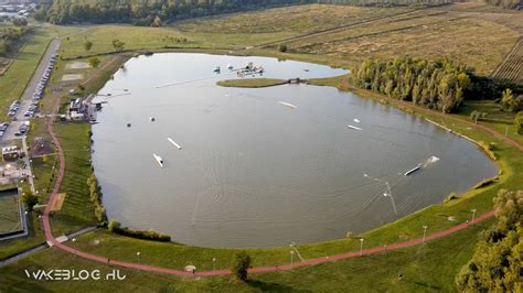 Infografika: Wakeboard pálya elemei és költségszerkezete