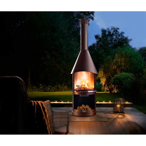 Grillező és kerti bútorok egy nyaraló udvarán