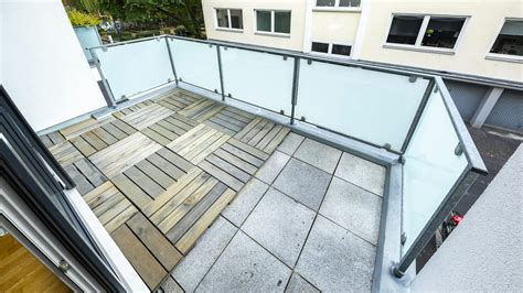 Víz által megrongált beton erkély