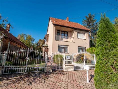 Kép egy szép, gondozott kerttel rendelkező családi házról