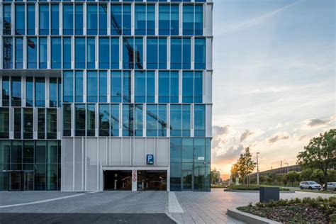 Részlet a BudaPart Gate homlokzatáról és lamellás szerkezetről