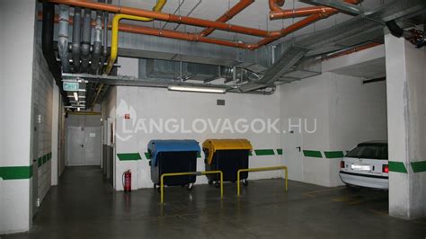 Gépjármű parkolása teremgarázsban