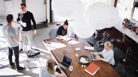 Irodai dolgozók tárgyalnak