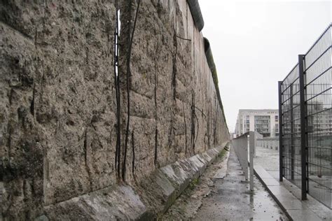 A berlini fal építésének első napjai