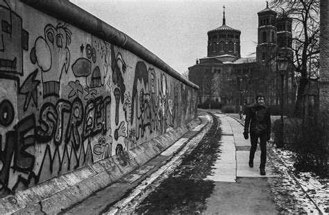 A berlini fal darabjai a világban