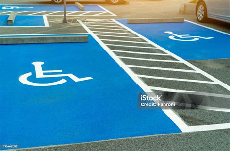 Mozgássérült parkolóhely jelzése