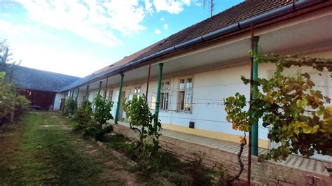 Kép a rátóti ingatlan udvaráról, pajtával és melléképülettel