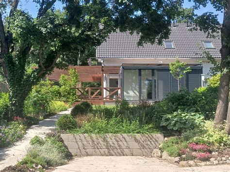 Kert és parkoló egy újépítésű családi házhoz