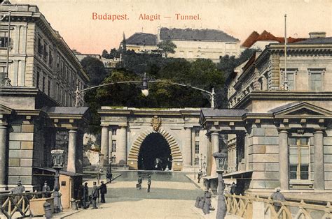 A budapesti Váralagút keleti bejárata a Duna felől