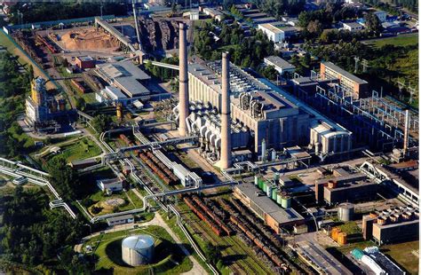 A Pécsi Hőerőmű a vasútállomás szomszédságában