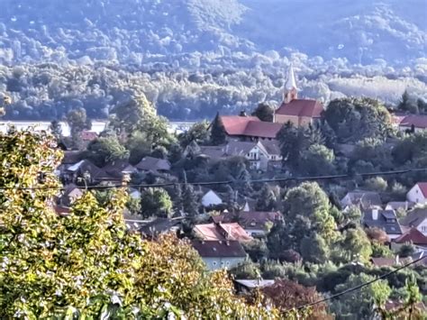 Panorámás kilátás a Dunára és a Visegrádi várra