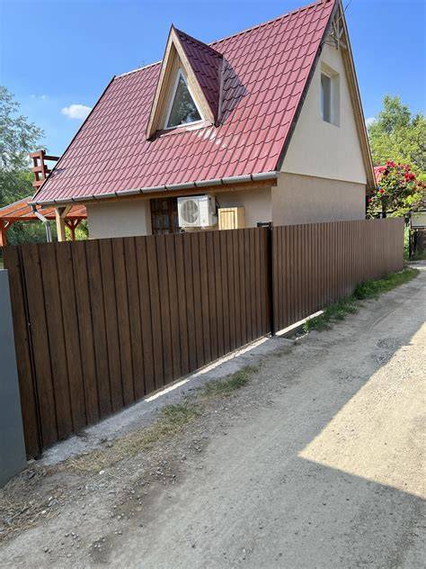 Trapézlemezes kerítés konstrukcióinak vizuális ábrája: oszlopok, kereszttartók, trapézlemezek
