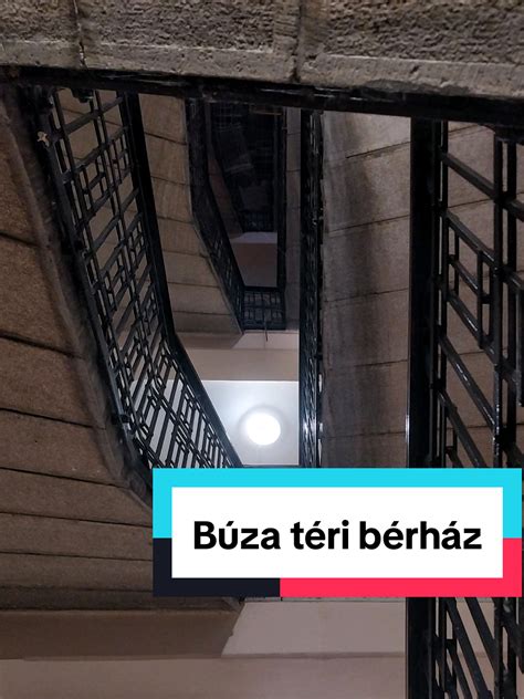 Régi bérház homlokzata magasföldszinttel és félemelettel