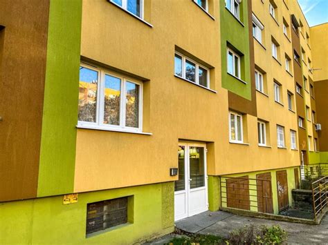 Szuterén ablakai a földfelszín alatt