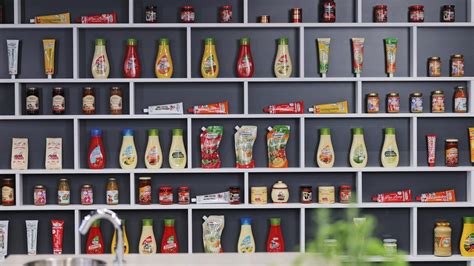 Kép egy modern nappaliról, ahol egy jól megvilágított galéria található, amely dolgozószobaként funkcionál.