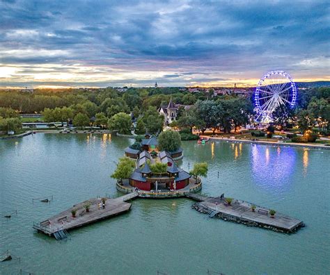 Keszthely város látképe a Balatonnal