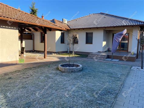 Eladó családi házak Abda