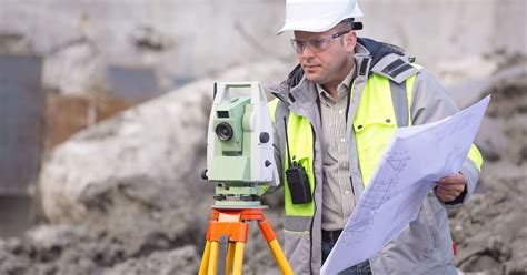 Földmérő műszereket használ