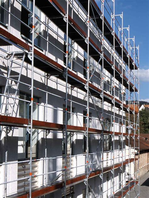 Homlokzati állványrendszer használatban