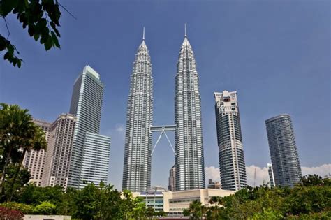 A Petronas-ikertornyok látképe Kuala Lumpurban