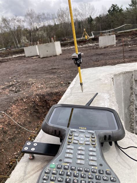 Földmérő dolgozik a terepen