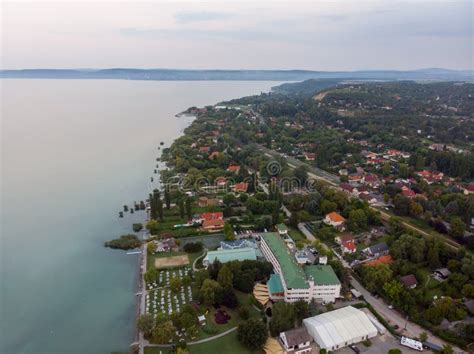 Balatonkenese látképe a tóval