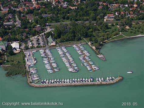 Balatonkenese kikötője hajókkal