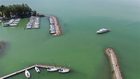 Légifelvétel Balatonkeneséről, kiemelve a kikötő környékét