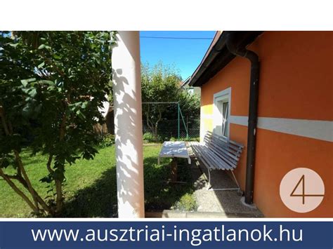 Egy tipikus balatonkenesei családi ház a kerttel