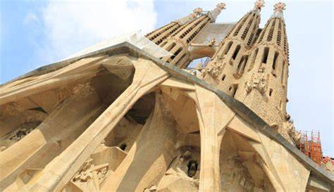 Gaudí portréja és ikonikus formai motívuma a Sagrada Famílián