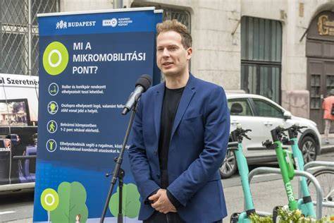 Könnyűszerkezetes pavilon és mikromobilitási pont a belvárosi utcán