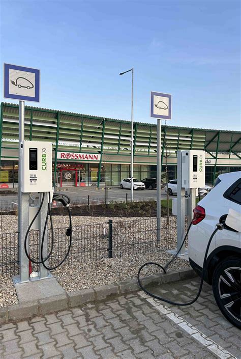 Elektromos töltőpont parkolóban