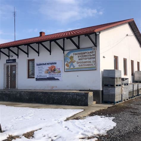 irodaszer bolt polcain elhelyezett építési naplók