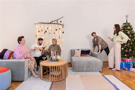 Illusztráció egy fiatal családról, akik új otthonukat nézik