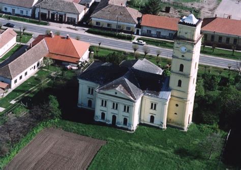 Kunmadaras templom és torony látképe