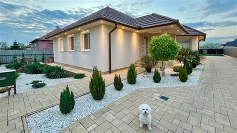 Kép egy kis házról terasszal és kerttel