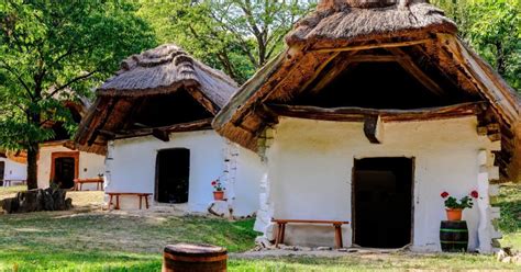 Vályogház építése