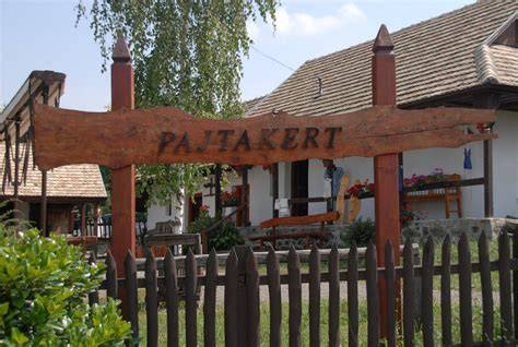 Palóc faház és udvar a Palóc Múzeum környezetében