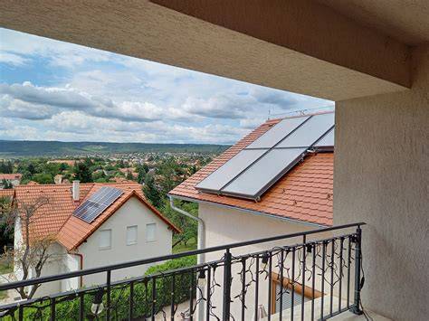 Panorámás kilátást kínáló erkély a lakásból