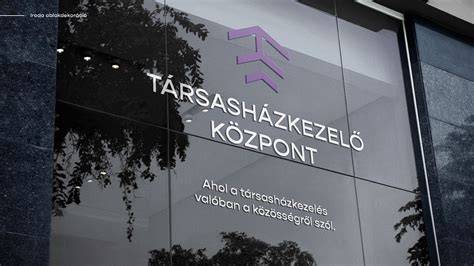 Infografika: különbség közös képviselet és társasházkezelés között