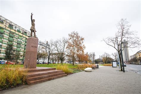 Petőfi tér Komlón 1958-ban Fekete Géza Bányász című szobrával