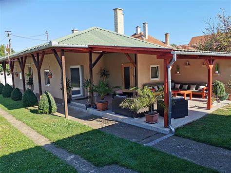 Kertes ház mediterrán udvar, grillkonyhával és medencével