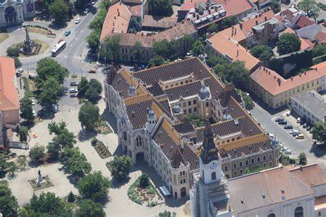 Siutensínes tájolás: Gödöllő belvárosi környezet és telek­beosztás