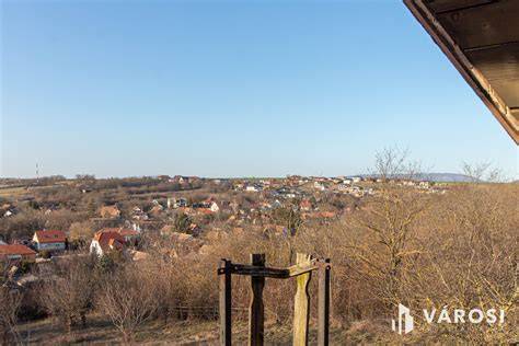 Fotó a háromszintes, panorámás telkekkel rendelkező házról