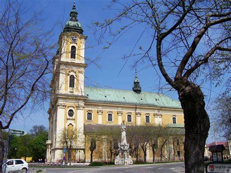 Kalocsai főszékesegyház látképe a Szentháromság térről