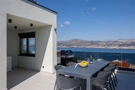 Panorámás tengerre néző terasz és jakuzzi a Cape apartmannál