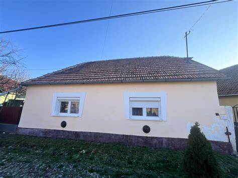 részben felújított családi ház kerttel